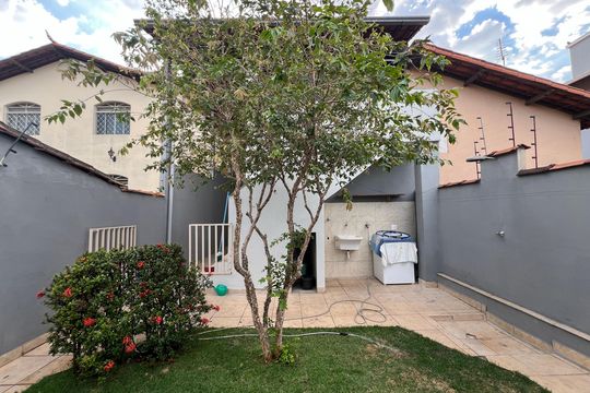 Quintal de casa à venda com 2 quartos, 186m² em Arvoredo, Contagem