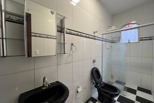 Banheiro da Suíte de casa à venda com 2 quartos, 186m² em Arvoredo, Contagem