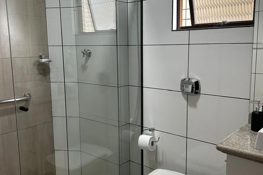 Banheiro de apartamento para alugar com 2 quartos, 95m² em Vila Tupi, Praia Grande