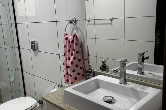 Banheiro de apartamento para alugar com 2 quartos, 95m² em Vila Tupi, Praia Grande