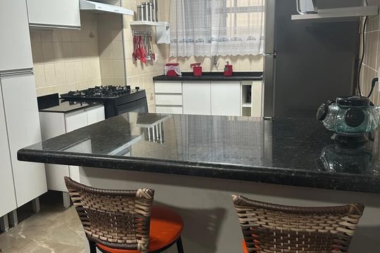 Cozinha de apartamento para alugar com 2 quartos, 95m² em Vila Tupi, Praia Grande
