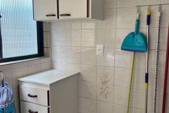 Área de serviço de apartamento para alugar com 2 quartos, 95m² em Vila Tupi, Praia Grande