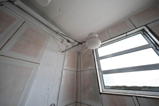 Banheiro de apartamento à venda com 2 quartos, 55m² em Conjunto Habitacional Padre Manoel de Paiva, São Paulo