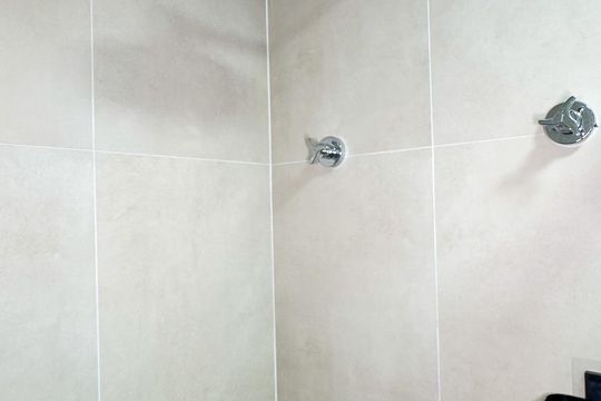 Banheiro de kitnet/studio para alugar com 1 quarto, 27m² em Santo Amaro, São Paulo