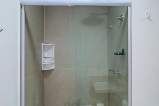 Banheiro de kitnet/studio para alugar com 1 quarto, 27m² em Santo Amaro, São Paulo
