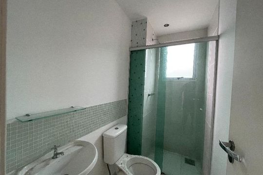 Banheiro de apartamento à venda com 2 quartos, 46m² em Ipanema, Porto Alegre