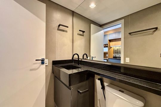Banheiro social  de kitnet/studio para alugar com 1 quarto, 25m² em Pinheiros, São Paulo