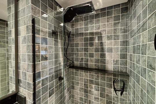 Banheiro social  de kitnet/studio para alugar com 1 quarto, 25m² em Pinheiros, São Paulo