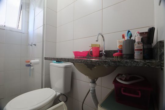 Banheiro  de apartamento à venda com 2 quartos, 44m² em Estância Velha, Canoas