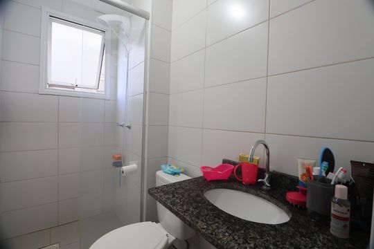 Banheiro  de apartamento à venda com 2 quartos, 44m² em Estância Velha, Canoas