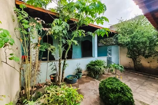 Quintal de casa à venda com 3 quartos, 177m² em Piratininga, Belo Horizonte