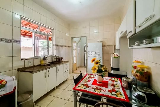 Cozinha de casa à venda com 3 quartos, 177m² em Piratininga, Belo Horizonte