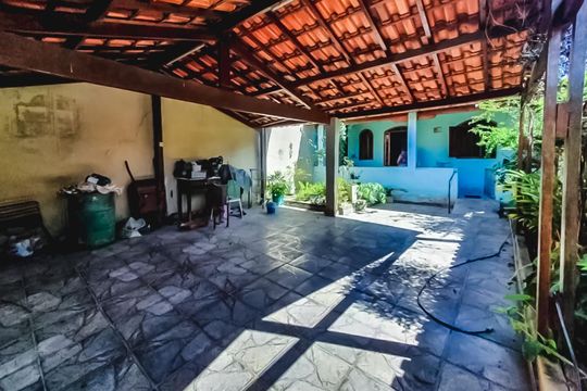 Garagem de casa à venda com 3 quartos, 177m² em Piratininga, Belo Horizonte