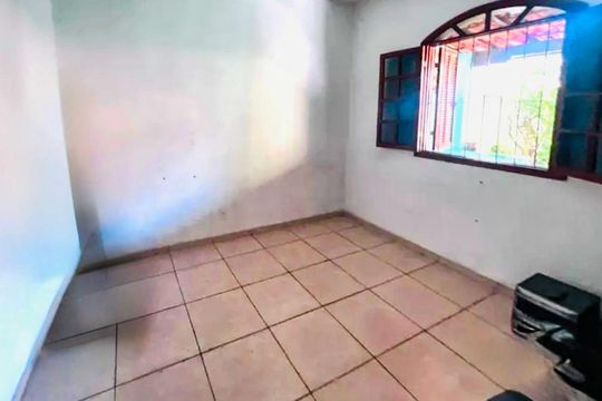 Sala de casa à venda com 3 quartos, 177m² em Piratininga, Belo Horizonte