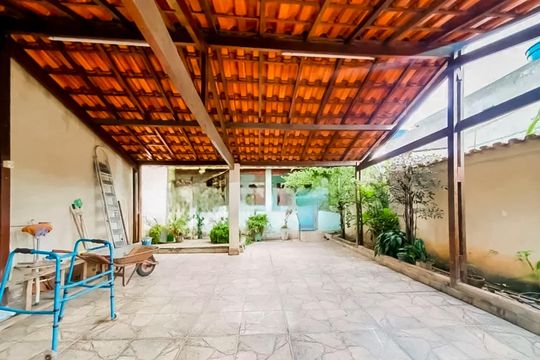 Garagem de casa à venda com 3 quartos, 177m² em Piratininga, Belo Horizonte