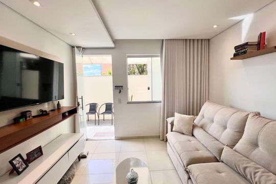 Sala de casa à venda com 2 quartos, 80m² em Nacional, Contagem