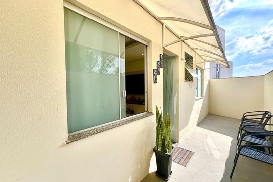 Varanda de casa à venda com 2 quartos, 80m² em Nacional, Contagem