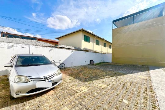 Garagem de casa à venda com 2 quartos, 80m² em Nacional, Contagem