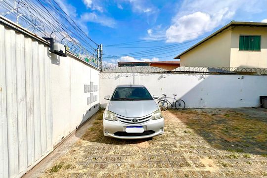 Garagem de casa à venda com 2 quartos, 80m² em Nacional, Contagem