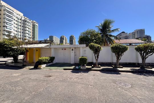 Fachada de casa à venda com 4 quartos, 358m² em Recreio dos Bandeirantes, Rio de Janeiro