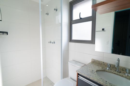 Banheiro de kitnet/studio para alugar com 1 quarto, 25m² em Vila Guarani (zona Sul), São Paulo