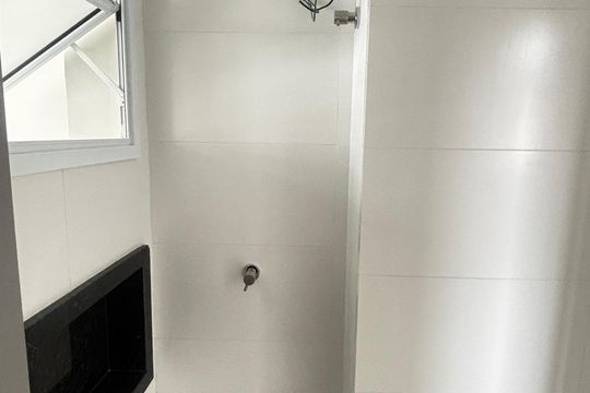 Banheiro de kitnet/studio para alugar com 1 quarto, 51m² em Santa Terezinha, Santo André