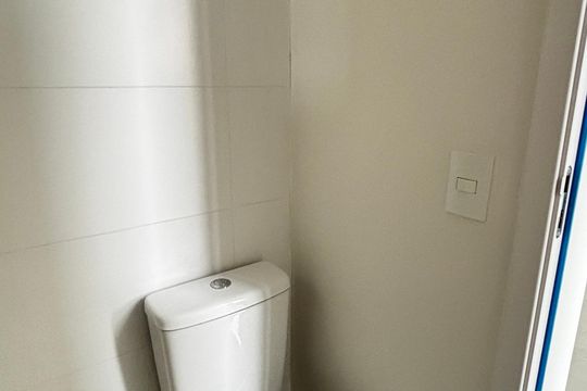 Banheiro de kitnet/studio para alugar com 1 quarto, 51m² em Santa Terezinha, Santo André