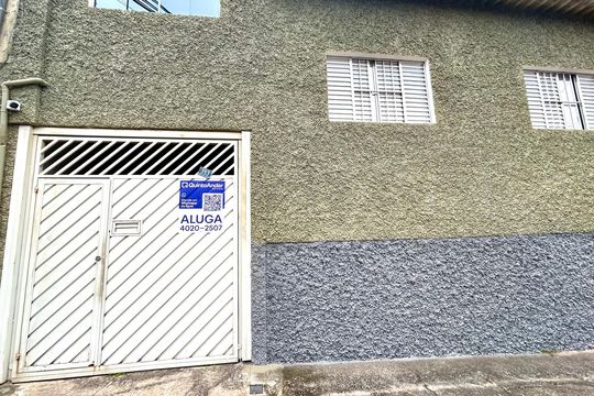 Placa instalada na fachada do imóvel de casa para alugar com 2 quartos, 64m² em Parque Jandaia, Guarulhos