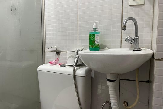 Banheiro de kitnet/studio para alugar com 1 quarto, 29m² em Santa Terezinha, Juiz de Fora
