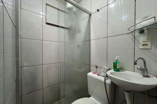 Banheiro de kitnet/studio para alugar com 1 quarto, 29m² em Santa Terezinha, Juiz de Fora