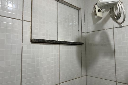 Banheiro de kitnet/studio para alugar com 1 quarto, 29m² em Santa Terezinha, Juiz de Fora