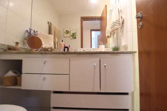Banheiro social de apartamento à venda com 2 quartos, 69m² em Barra Olímpica, Rio de Janeiro