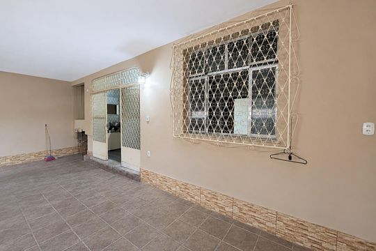 Fachada de casa à venda com 2 quartos, 225m² em Cavalcanti, Rio de Janeiro