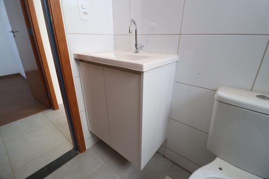 Banheiro Social de apartamento para alugar com 2 quartos, 11m² em Shopping Park, Uberlândia