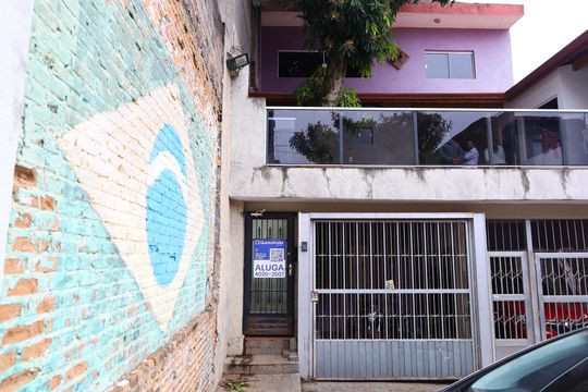 Fachada do imóvel - Placa GRANDE instalada no portão do imóvel, dia 12.08.2026 - Código da placa: FEWQ-1313 de casa para alugar com 3 quartos, 85m² em Vila Jacuí, São Paulo