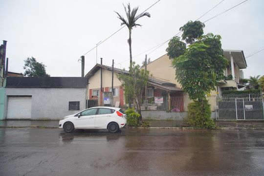 Fachada de casa à venda com 2 quartos, 416m² em Fião, São Leopoldo