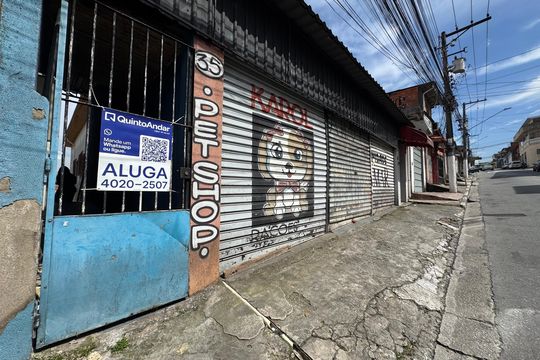 Fachada com placa grande  de casa para alugar com 2 quartos, 45m² em Veloso, Osasco