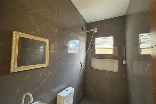 Banheiro de casa para alugar com 2 quartos, 45m² em Veloso, Osasco