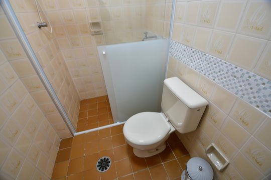 Banheiro de kitnet/studio para alugar com 1 quarto, 38m² em Centro, Campinas