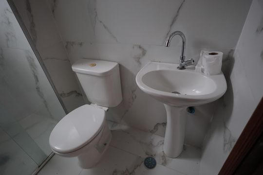 Banheiro de apartamento à venda com 2 quartos, 45m² em Rio Pequeno, São Paulo