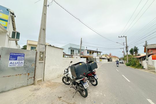 Vista da Rua de apartamento para alugar com 2 quartos, 35m² em Cachoeira do Bom Jesus, Florianópolis