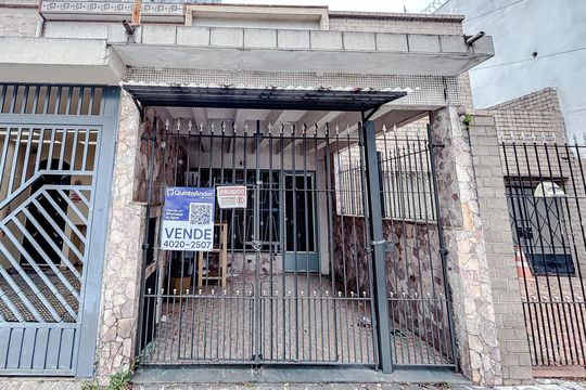 Fachada com Plaquinha de casa à venda com 2 quartos, 120m² em Tatuapé, São Paulo