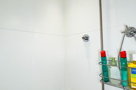 Banheiro de apartamento à venda com 2 quartos, 66m² em Santo Amaro, São Paulo
