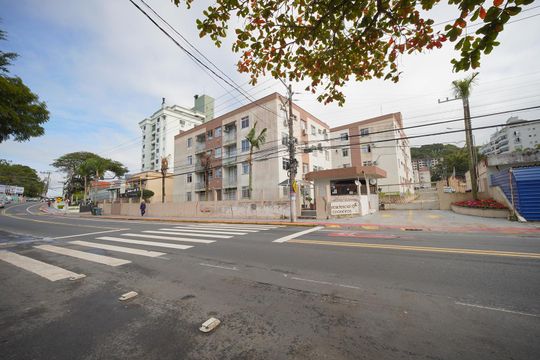 Fachada de apartamento para alugar com 3 quartos, 63m² em Coqueiros, Florianópolis