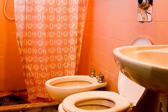 Banheiro da suíte de casa para alugar com 2 quartos, 150m² em Costa Azul, Rio das Ostras