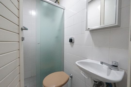 Banheiro de serviço de apartamento para alugar com 3 quartos, 105m² em Ipiranga, São Paulo