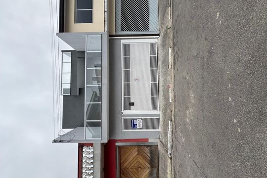Fachada com placa grande  de casa para alugar com 3 quartos, 120m² em Jardim D’abril, Osasco