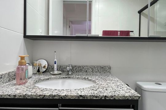Banheiro de apartamento à venda com 2 quartos, 57m² em Fazenda Santa Cândida, Campinas