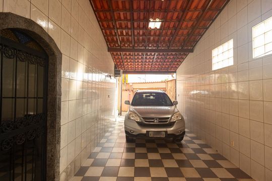 Garagem de casa à venda com 4 quartos, 204m² em Campo Grande, Rio de Janeiro