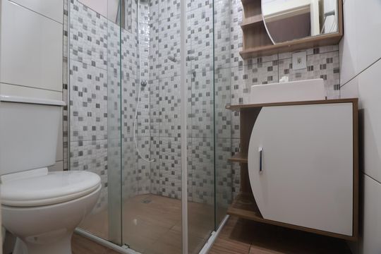 Banheiro de apartamento à venda com 2 quartos, 39m² em Olaria, Canoas